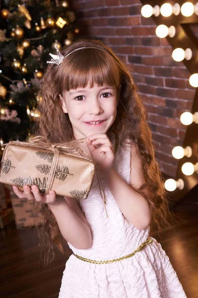 Πορτρέτο Ενός Κοριτσιού Χριστούγεννα Δώρο — Φωτογραφία Αρχείου