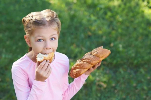 Portret Dziewczyny Jest Jedzenie Bun — Zdjęcie stockowe