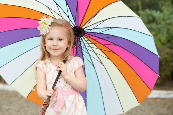 Gökkuşağı şemsiye tutan genç kız.