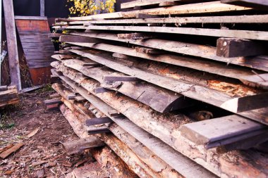 İşlenmemiş tahtalar katlanır. İnşaata hazırlık