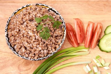 Buğday. Taze sebze. Doğru beslenme. Kahverengi zemin