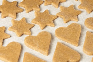 Zencefilli bisküvi hamur. Yıldız ve kalp. Hazırlık tatlı