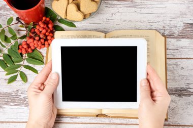 Tablet üzerinde çalışıyorum. Eski kitap. Rowan şube. Zencefilli kurabiye Kalpler