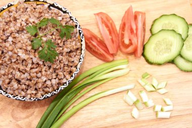 Pişmiş buğday. Vejetaryen yemeği. Taze sebze 