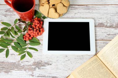 Beyaz tablet. Rowan şube. Kırmızı daire. Zencefilli kurabiye. Eski kitap