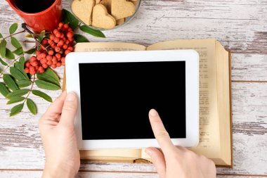 Tablet üzerinde çalışıyorum. Kağıt kitap. Sonbahar ruh hali