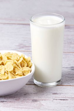 Gevreği süt ile. Yararlı sağlıklı kahvaltı