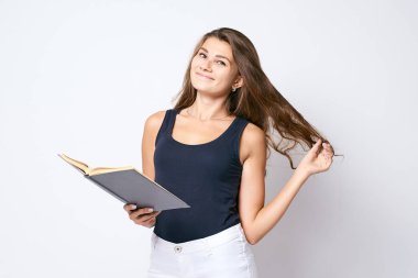 Mutlu kız. Öğrenci. Yeni bilgi. Kitap okuma