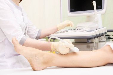 Aparatı ultrason incelemesi. Hastalar ayak. Tıbbi araştırma. Doktorlar iş