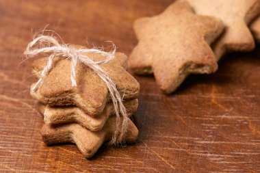 Yeni yıl hediyesi. Gingerbread yıldız. Lezzetli tatlı