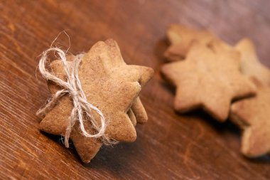 Gingerbread yıldız. Yeni yıl hediyesi. Lezzetli tatlı