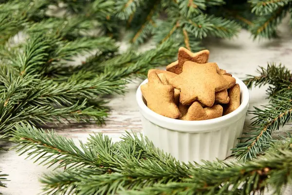 Tasse Ingwerkekse. Weihnachtsbaum. Neujahr — Stockfoto