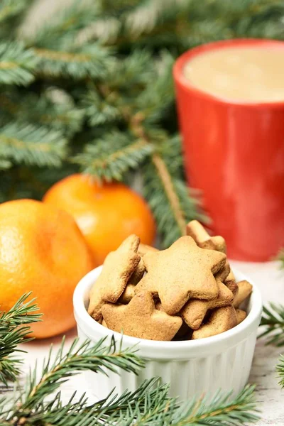 Neujahr. Tasse Kaffee. köstliche Mandarinen. Fichtenzweig — Stockfoto