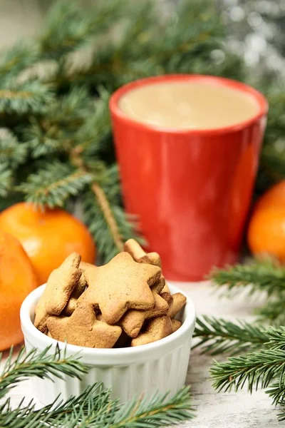 Lebkuchen. Tasse Kaffee. Fichtenzweig. Orangen-Mandarinen. Neujahr — Stockfoto