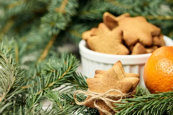 Galleta de jengibre. Deliciosa mandarina. Rama de abeto. Año Nuevo. Pequeñas estrellas —  Fotos de Stock