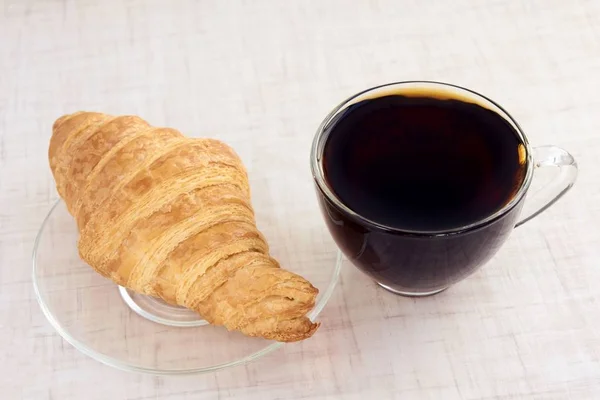 Delicioso croissant. Té caliente. Desayuno — Foto de Stock