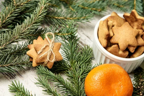 Lebkuchen. köstliche Mandarine. Neujahr. Tannenzweig. kleine Sterne — Stockfoto