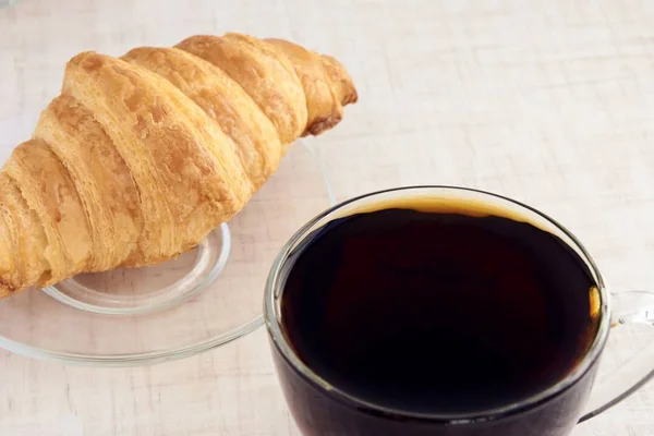 Delicioso croissant. Chá quente. Sobremesa — Fotografia de Stock