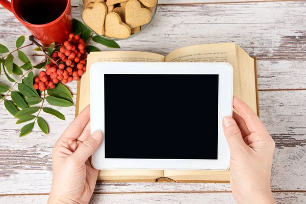 Trabajar en la tableta. Antiguo versus moderno — Foto de Stock