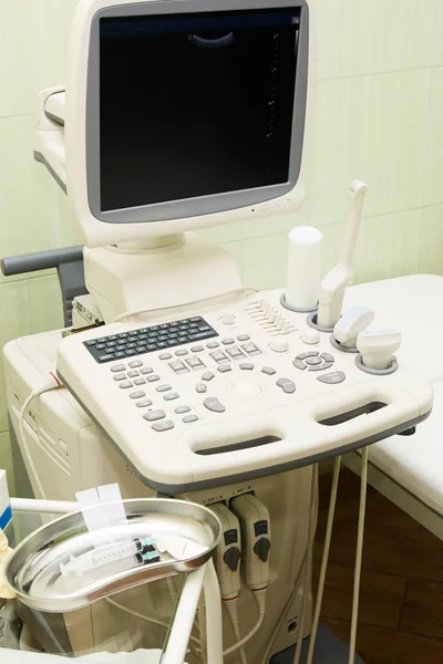 Ultraschalluntersuchung des Apparats. Arbeit im Krankenhaus. Medizinische Forschung. Gesunde Menschen — Stockfoto