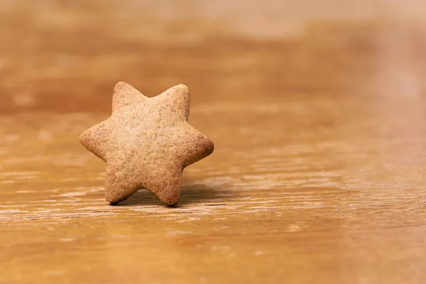 Gingerbread Cookie. Shape star. Brown background — Stock Photo, Image