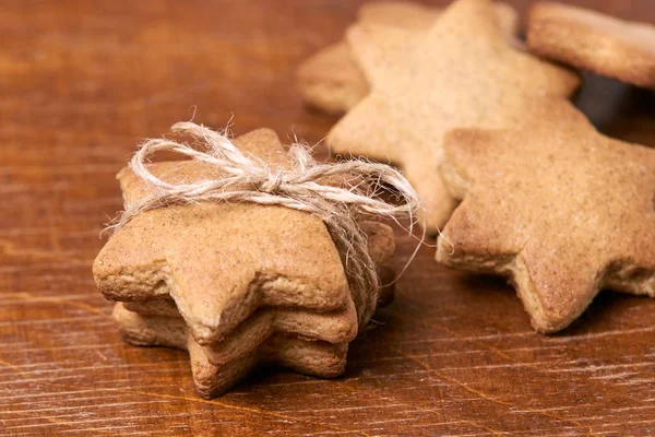 Presente de Ano Novo. Estrelas de gengibre. Deliciosa sobremesa — Fotografia de Stock