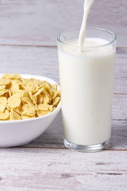 Yararlı sağlıklı kahvaltı. Gevreği süt ile