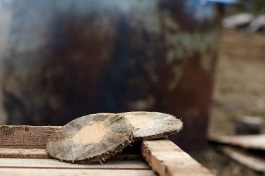 Ahşap disk. Yuvarlak günlük ev. Arka plan bulanık