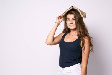 Genç öğrenci. Kitap olan kız. Yeni bilgi