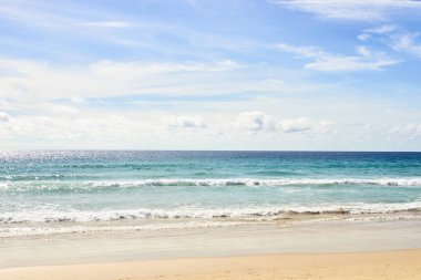 Mavi deniz. Plaj. Beyaz dalgalar