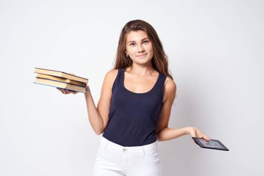 Seçim kitaplar eğitim için. Genç öğrenci. Portre kız