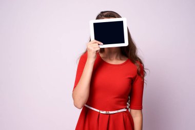 Tablet kızla. Modern teknolojiler. Kırmızı elbise