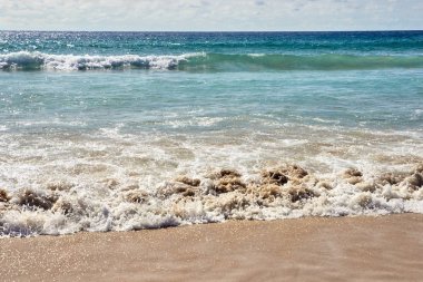 Dalgalar deniz. Beyaz bulutlar. Mavi su