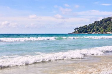 Güçlü dalgalar. Mavi deniz. Yaz manzara