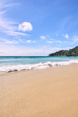 Güneşli bir gün. Mavi gökyüzü. Beach