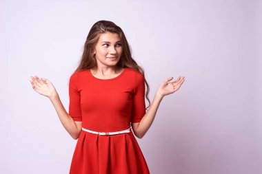 Sürpriz kız. Kenarlıklı esmer. Kırmızı elbise. Beyaz arka plan