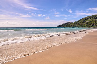 Beyaz dalga. Sıçrama. Mavi gökyüzü