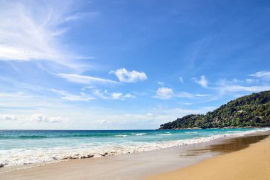 Mavi deniz. Açık gökyüzü. Yeşil dağ