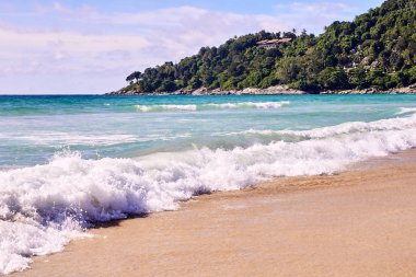 Mavi gökyüzü. Dalgalar güçlü deniz