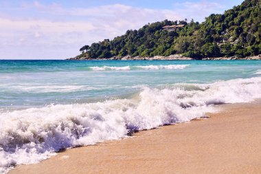 Mavi gökyüzü. Dalgalar güçlü deniz