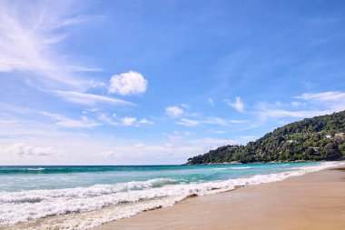 Mavi gökyüzü. Sıcak güzel deniz