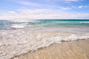 Mavi su. Dalgalar deniz. Beyaz bulutlar