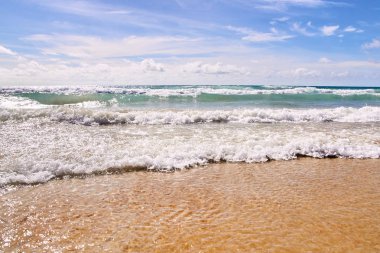 Sahil. Sıcak mavi su. Hafif kum