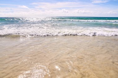 Sahil. Sıcak mavi su