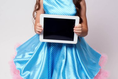 Modern teknolojiler. Bilgisayar tablet. Mavi elbise