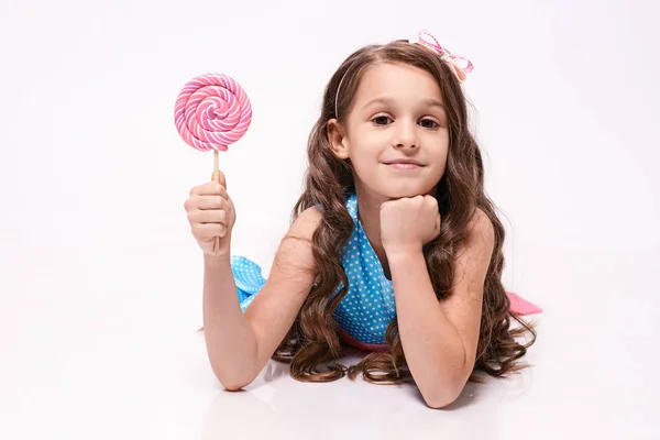 Delicious sweetness. Little girl. Multicolored lollipops — Stock Photo, Image