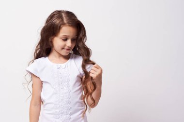 Tatlı kız. Siyah kıvırcık saçlı. Beyaz arka plan