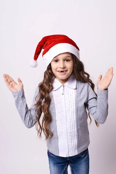 Όμορφο κορίτσι. Χριστουγεννιάτικο καπέλο. Λευκό φόντο — Φωτογραφία Αρχείου