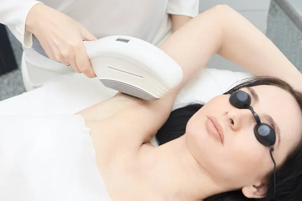 Elos Laser épilation des aisselles. Traitement de l'épilation dans la clinique de beauté cosmétique — Photo