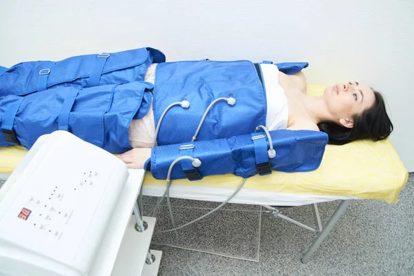 Yordam pressotherapy Kliniği. Genç seksi kız kostüm